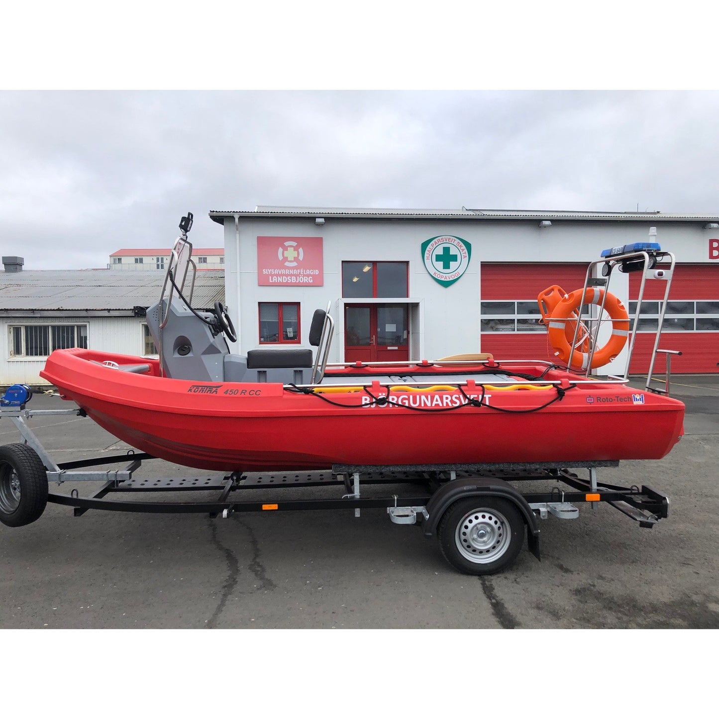 Plastbátur Kontra 450RCC M/kerru