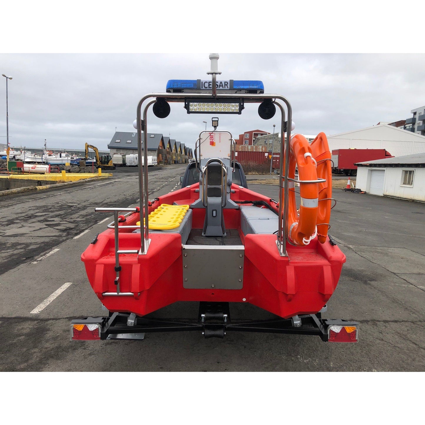 Plastbátur Kontra 450RCC M/kerru